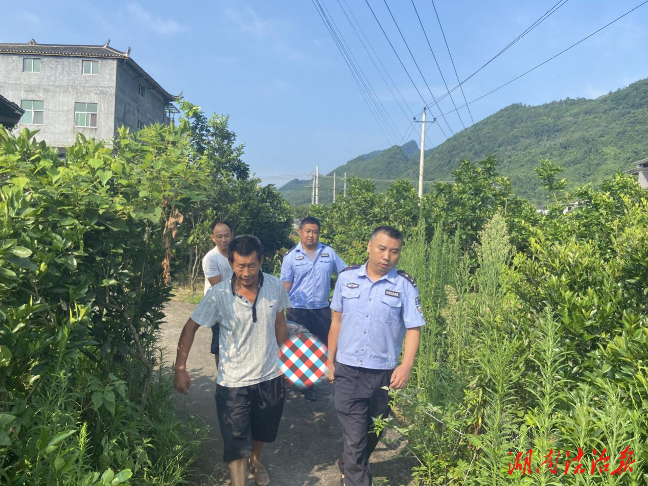 龍山公安：村民撿瓦不慎墜落，警民攜手救助送醫(yī)