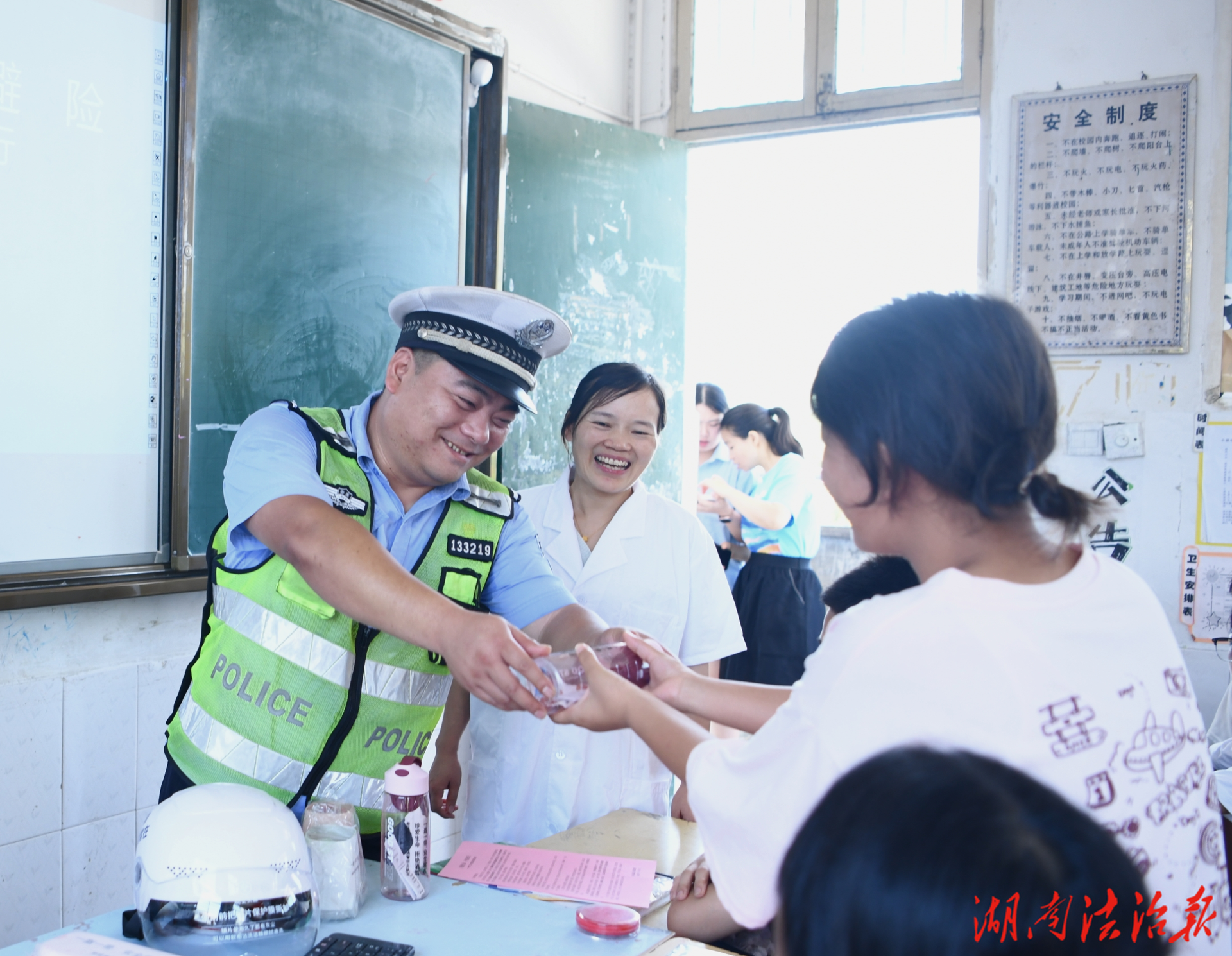 警醫(yī)聯(lián)動(dòng)護(hù)平安 安全課堂進(jìn)校園