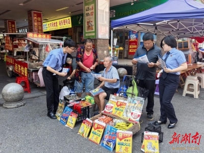 檢察干警普法進(jìn)社區(qū)
