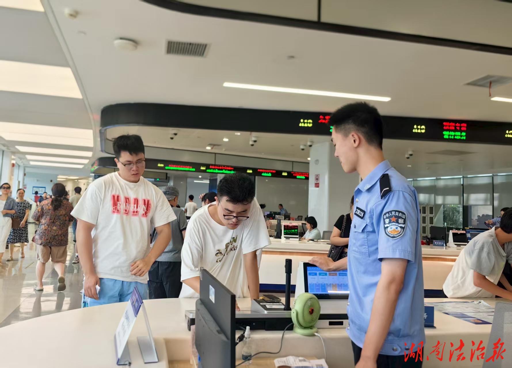 益陽市公安局出入境窗口：傾情傾力服務(wù)，百姓連連贊揚(yáng)。