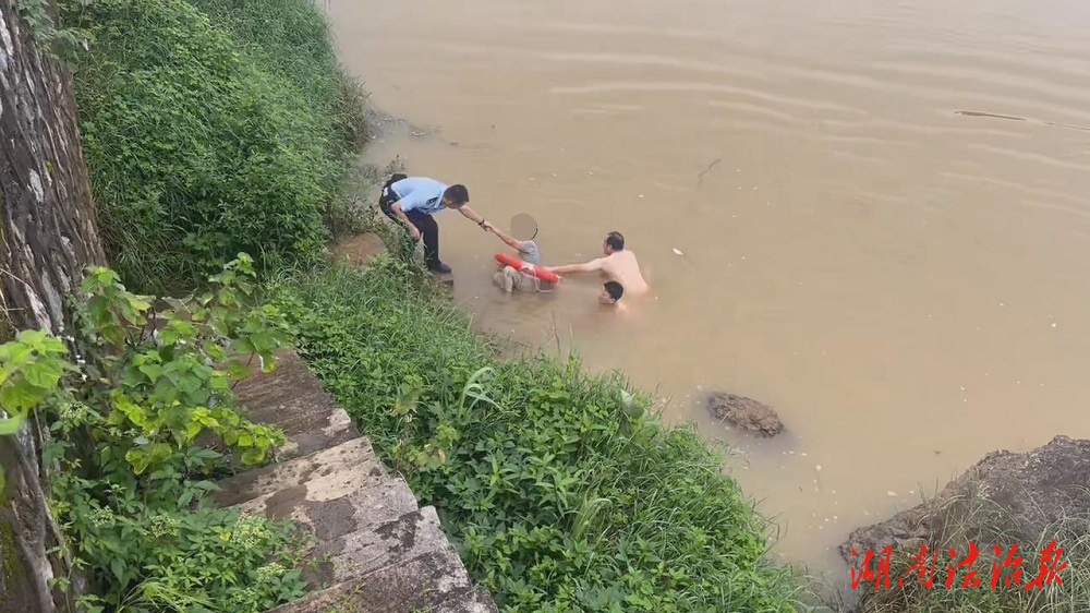 危急時刻，他們毫不猶豫跳入河中......