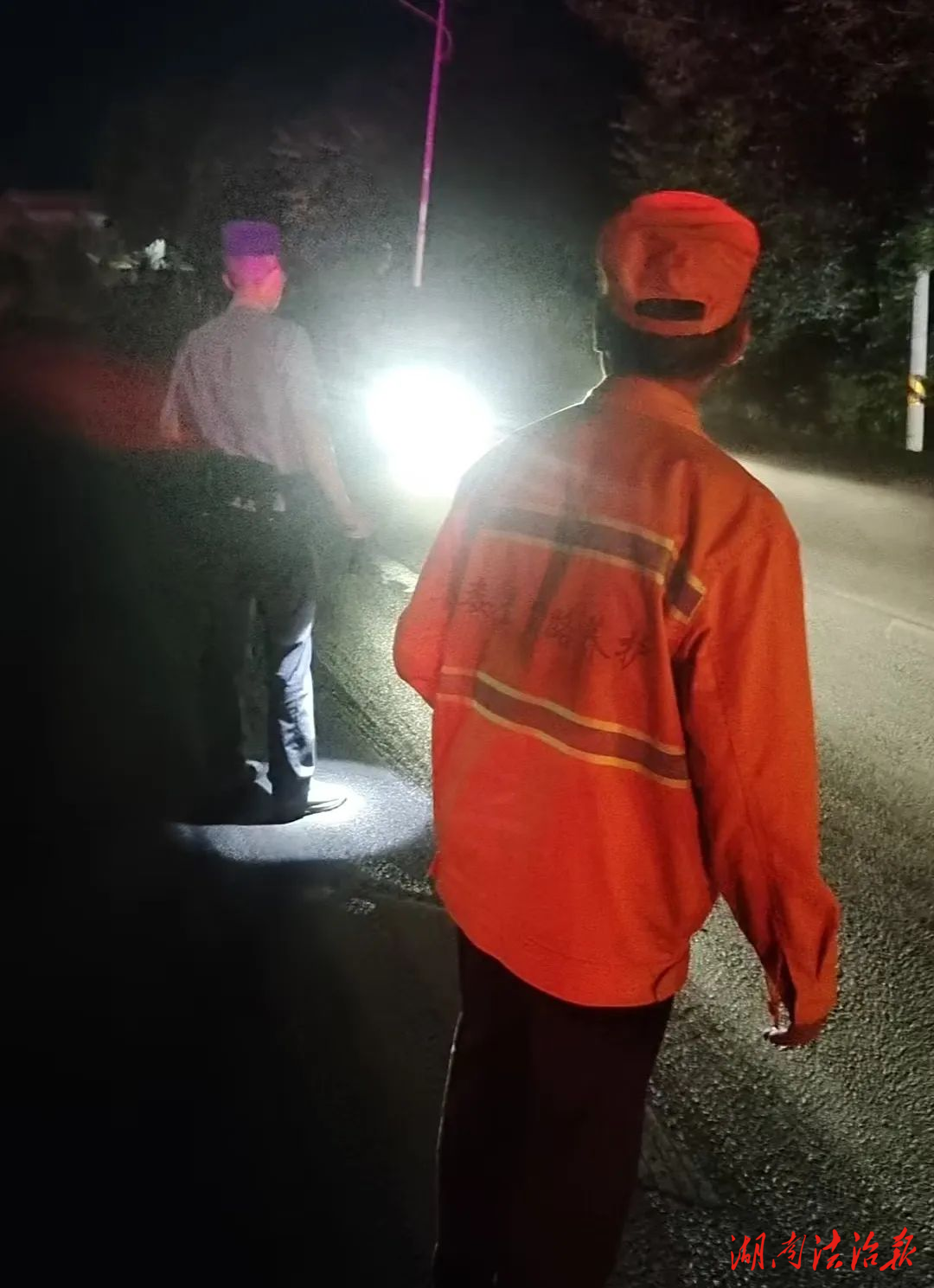 夏夜"黑霧"突襲國道！婁星公安杉山民警揮汗排險(xiǎn)保暢通