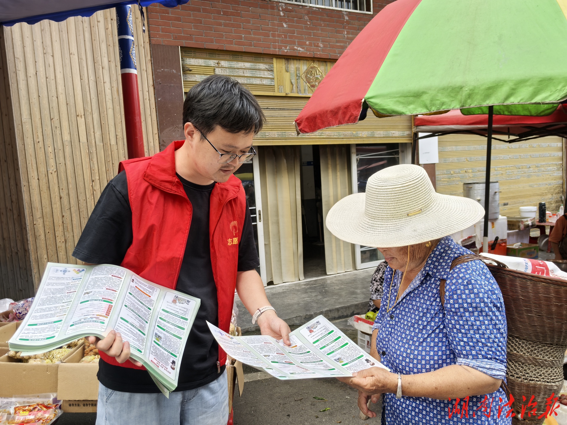集市里的法治聲 | 龍山縣司法局茨巖塘司法所宣傳《社區(qū)矯正法》實(shí)施五周年