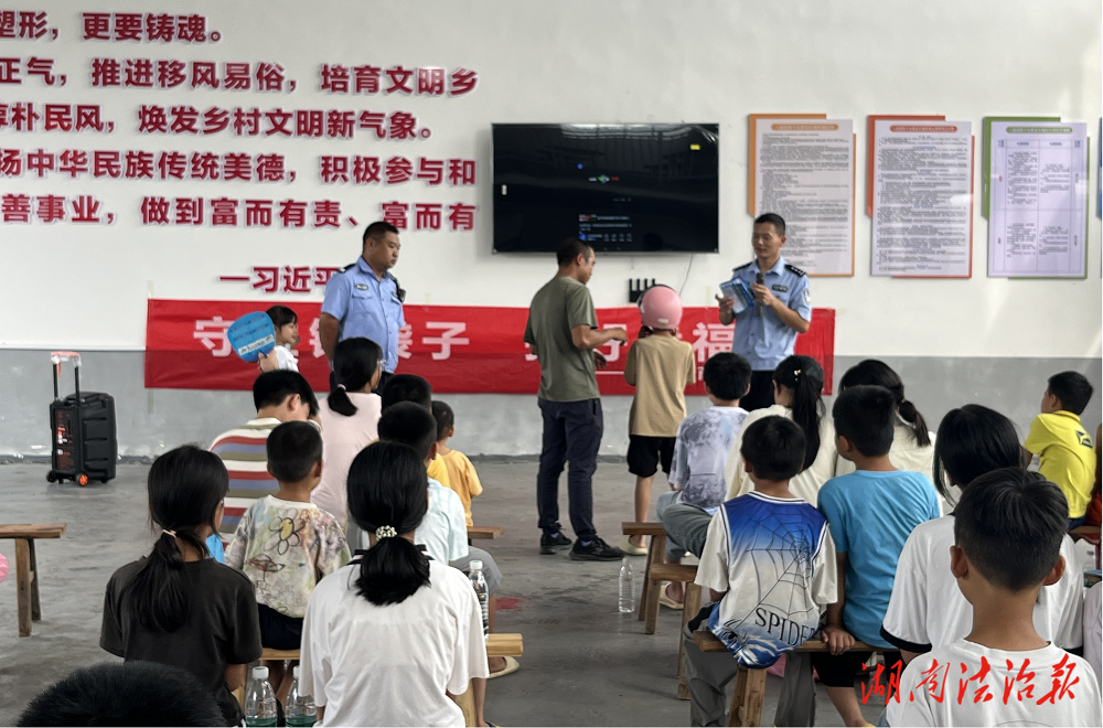 回龍圩中心派出所進村開展反電詐、道路交通安全宣傳