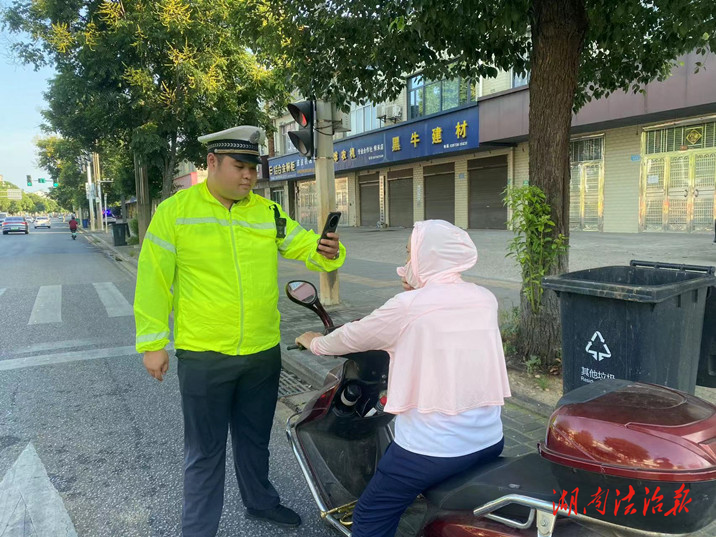常德經(jīng)開區(qū)：交警高溫堅守崗位  全力守護道路通暢