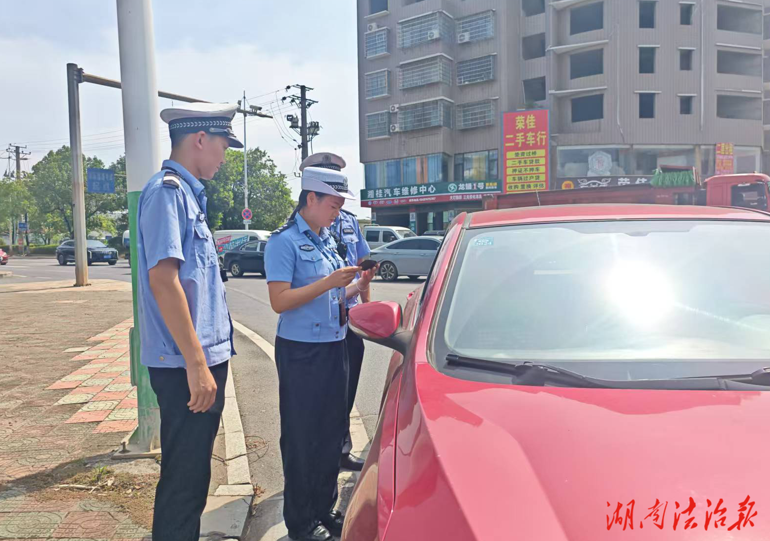 東安：高溫“烤”驗 交警堅守保暢通