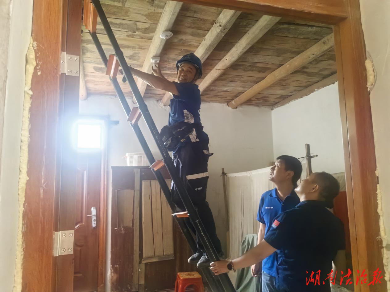 ?雙牌消防：暖心行動(dòng)筑牢安全防線(xiàn) 為全縣特困人員安裝無(wú)線(xiàn)感煙火災(zāi)探測(cè)報(bào)警器