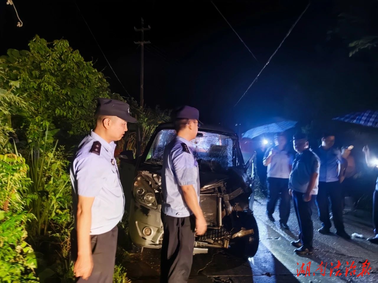 暴雨夜辦案歸途遇車禍，法院干警緊急救援顯擔當