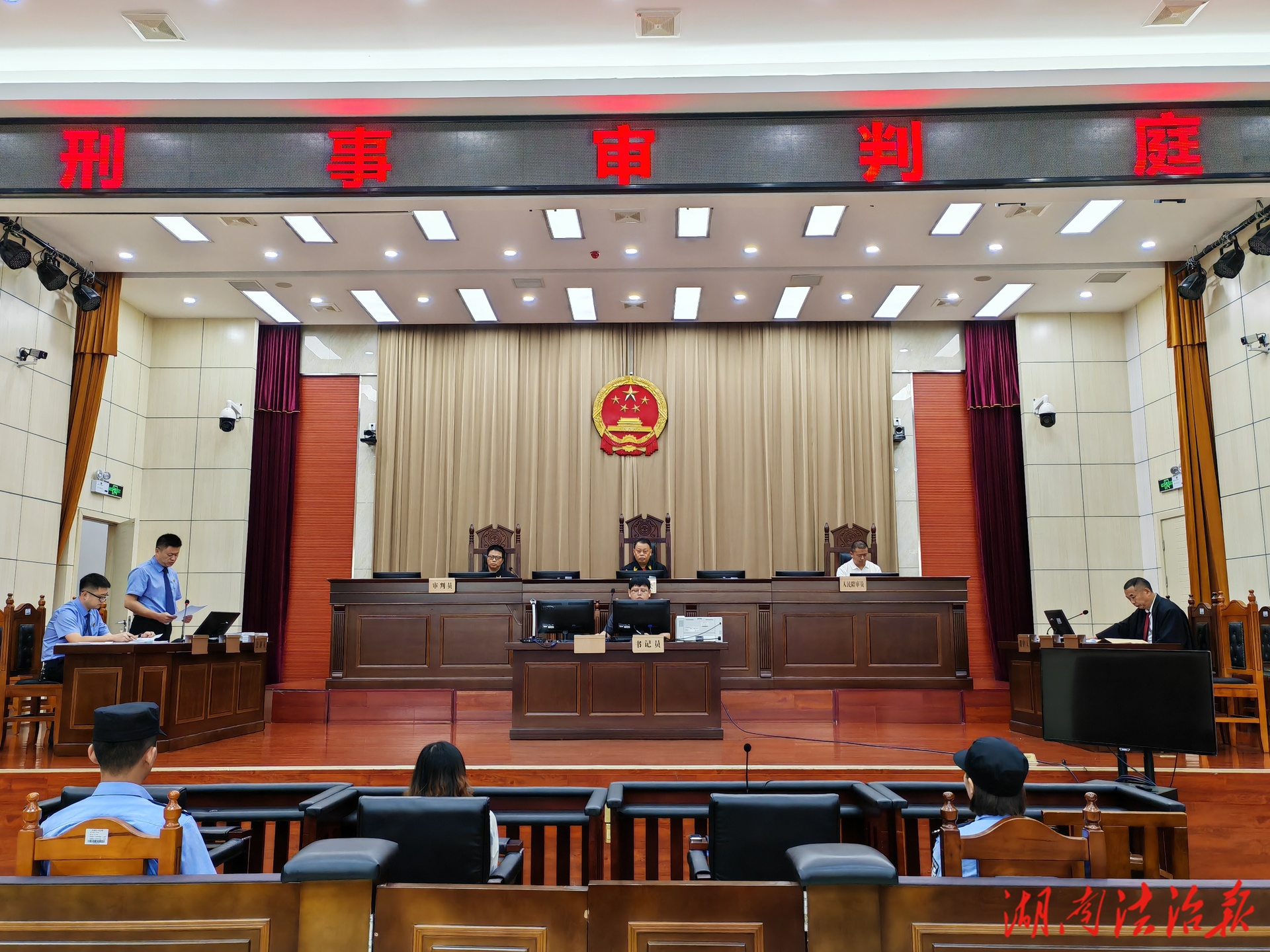 院長開庭丨瀘溪法院公開審理李某某挪用公款案并當庭宣判，200余人旁聽庭審
