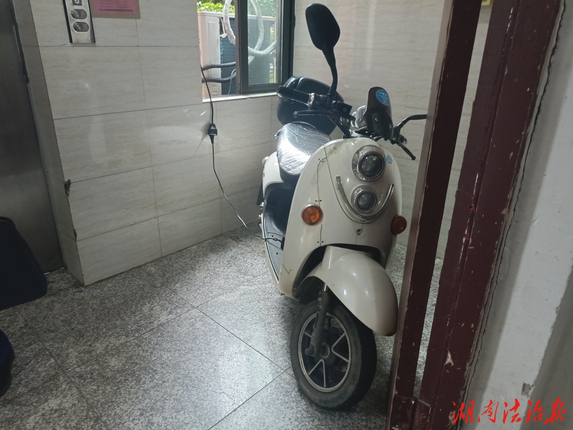 違規(guī)充電不可取 洞口一居民因私拉電線被處罰