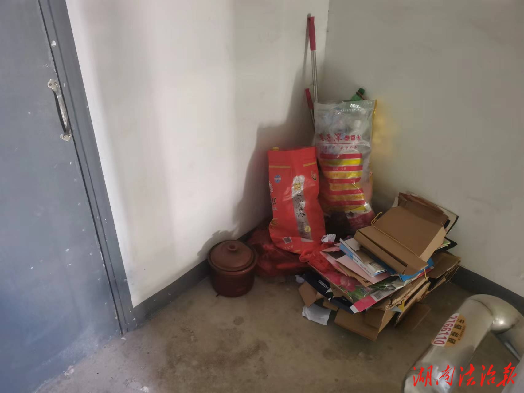 別為生命“添堵”  疏散通道堆放雜物被罰