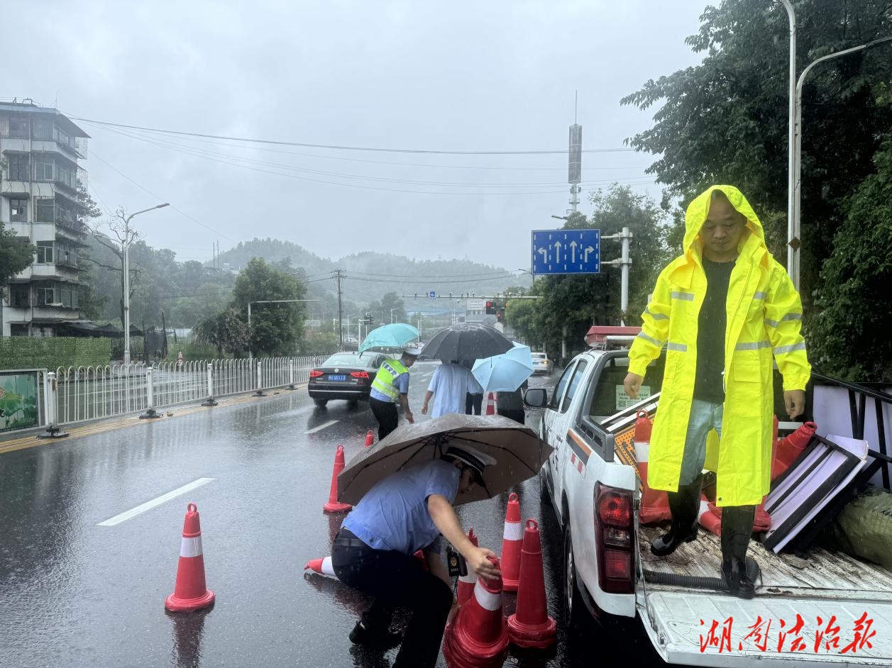 雨中排險保暢通 交警路政聯合清理路面落石