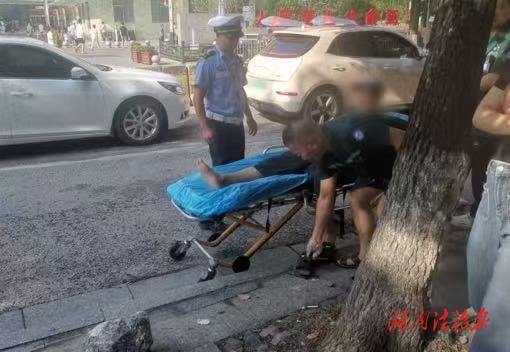男子突發疾病癱倒在地，邵東公安交警及時救助