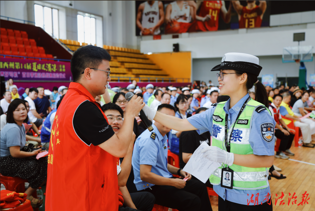 湘西州“百日零違法挑戰(zhàn)賽”啟動(dòng)儀式：吉首交警有獎(jiǎng)問(wèn)答科普交通安全知識(shí)