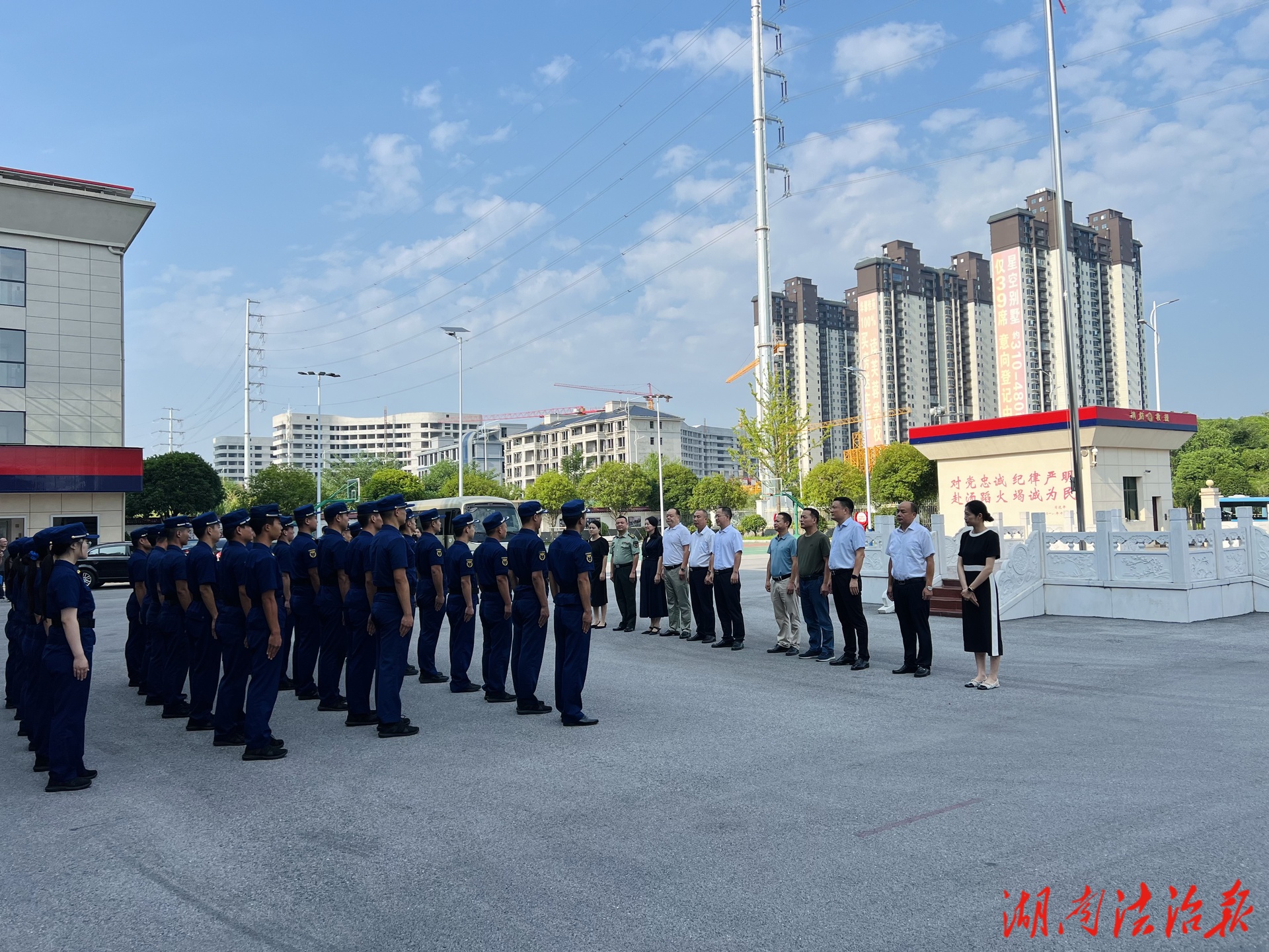 北塔區主要領導“八一”前率隊慰問消防救援人員