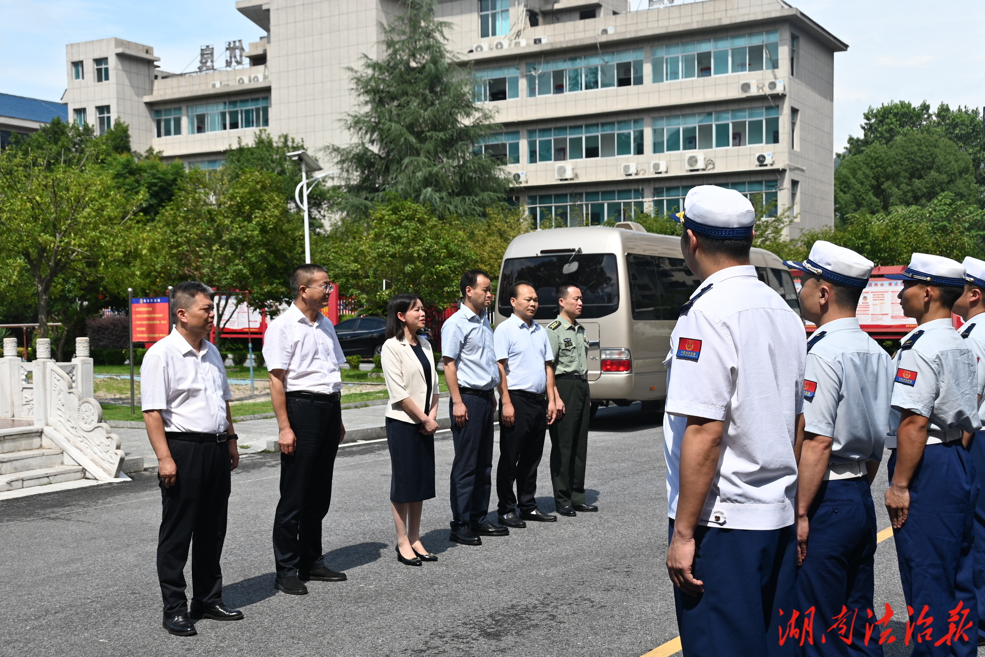 城步苗族自治縣主要領導“八一”前率隊慰問全體消防救援人員