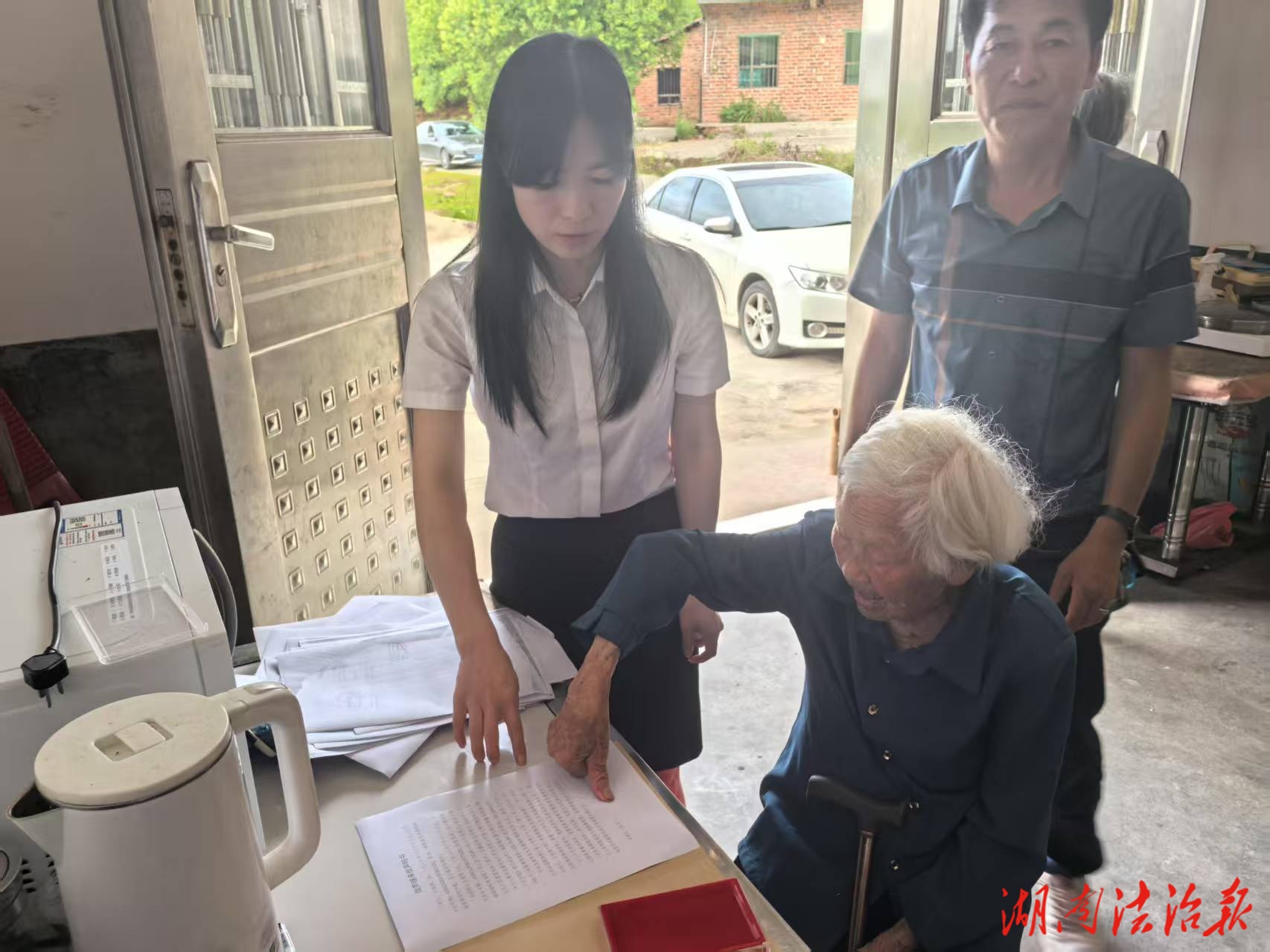 八旬老人行動難，公證員冒暑上門解憂愁