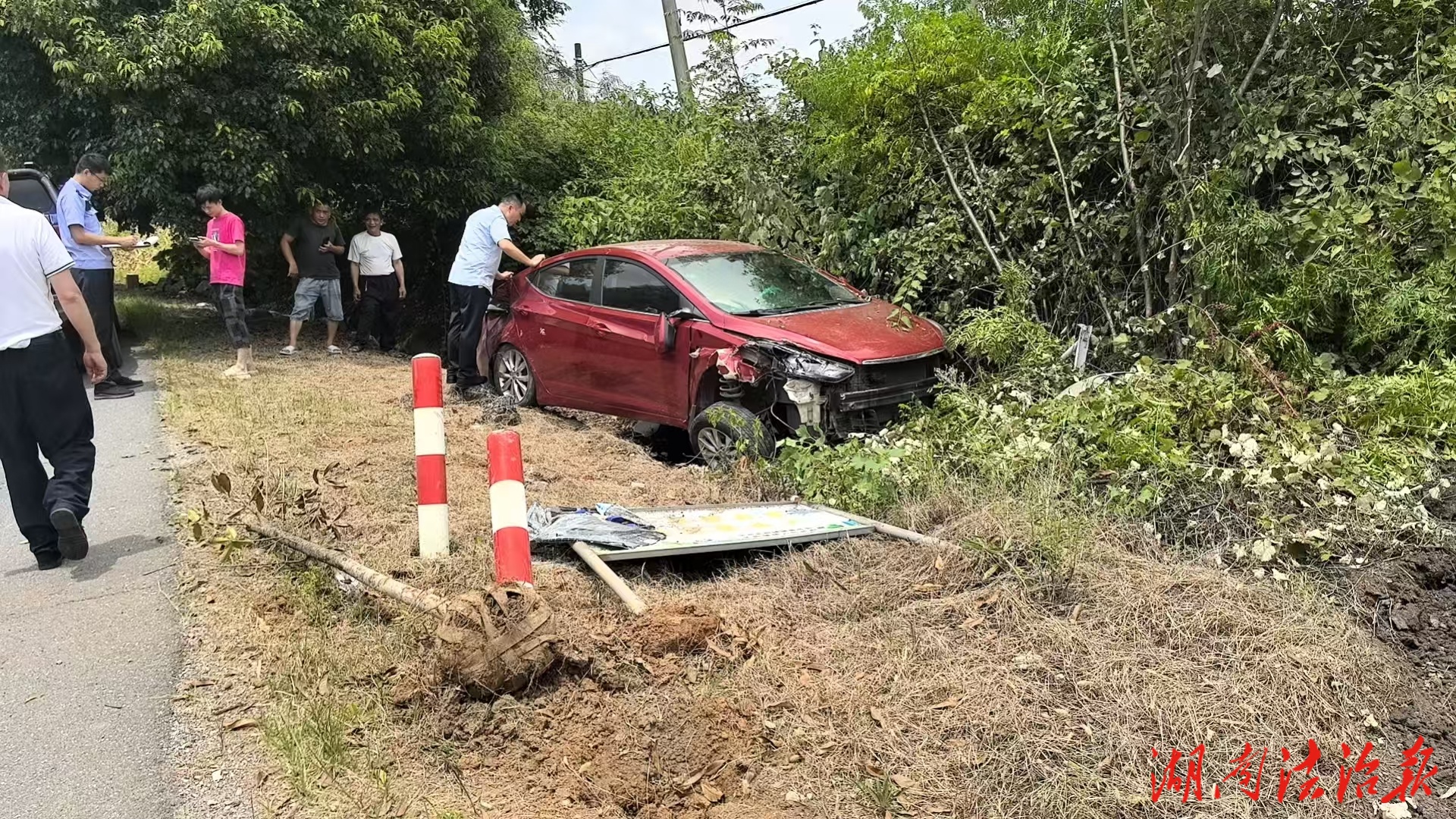 邵陽縣：開車調(diào)遮陽板釀事故