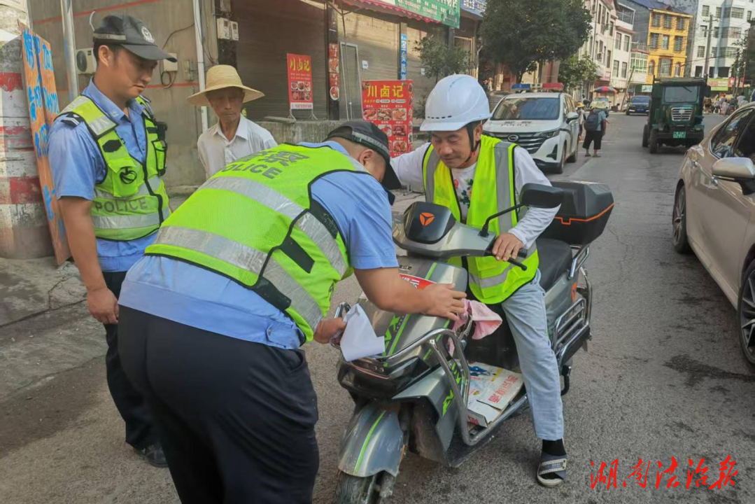 安全行萬(wàn)里 守法第一步 ——桑植縣公安局交警大隊(duì)開展電動(dòng)車摩托車三輪車限載專項(xiàng)宣傳