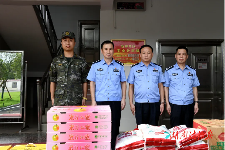 “八一”走訪慰問 情暖武警官兵