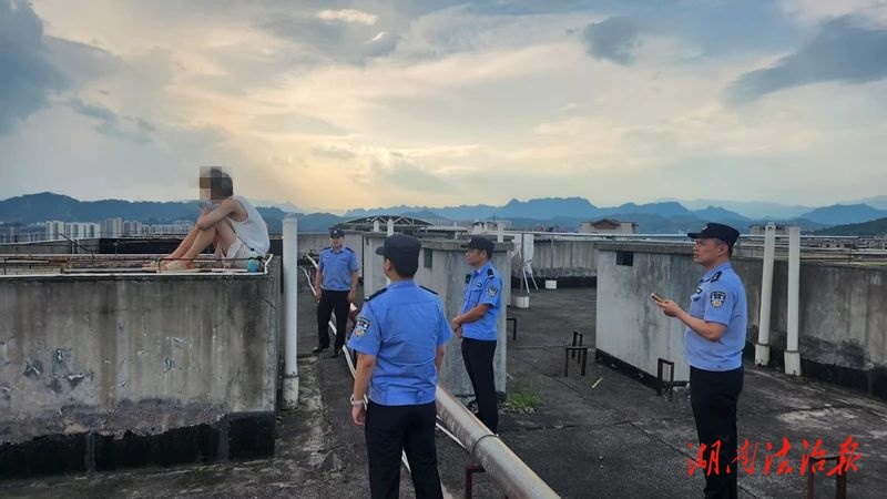 28層天臺邊緣的生死5秒！民警拽回了生的希望！