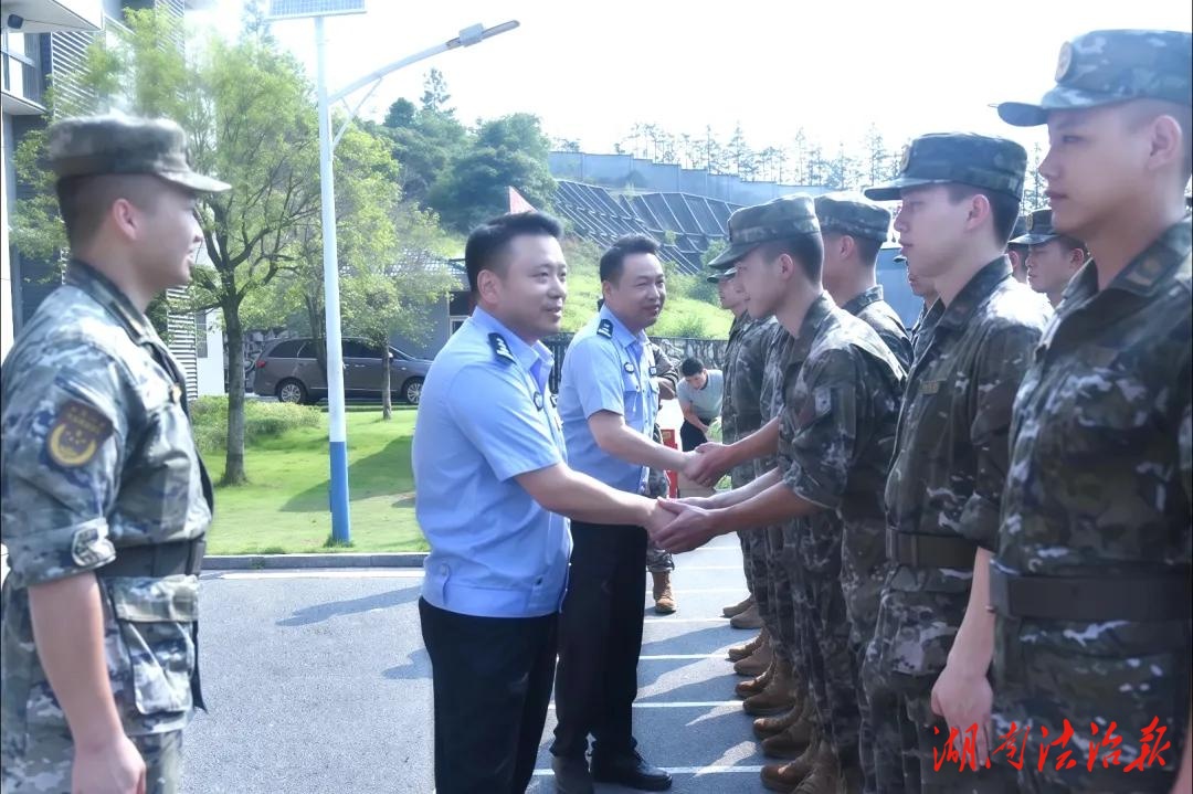 衡山縣公安局政委慰問駐衡武警官兵