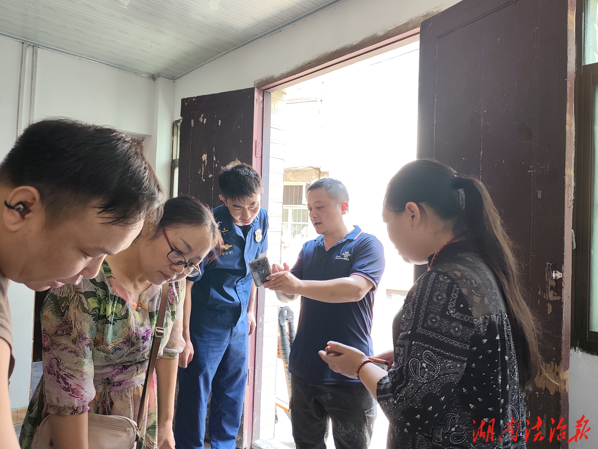 綏寧消防聯(lián)合多部門入戶免費安裝煙感報警器