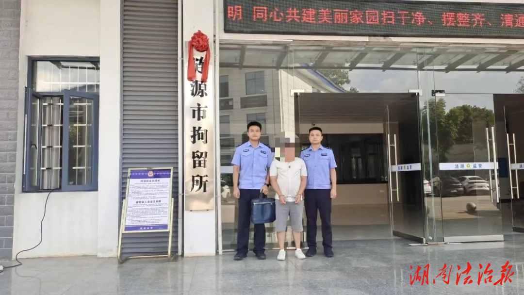 “顯眼包”街頭貼小廣告執(zhí)法人員硬核拿下