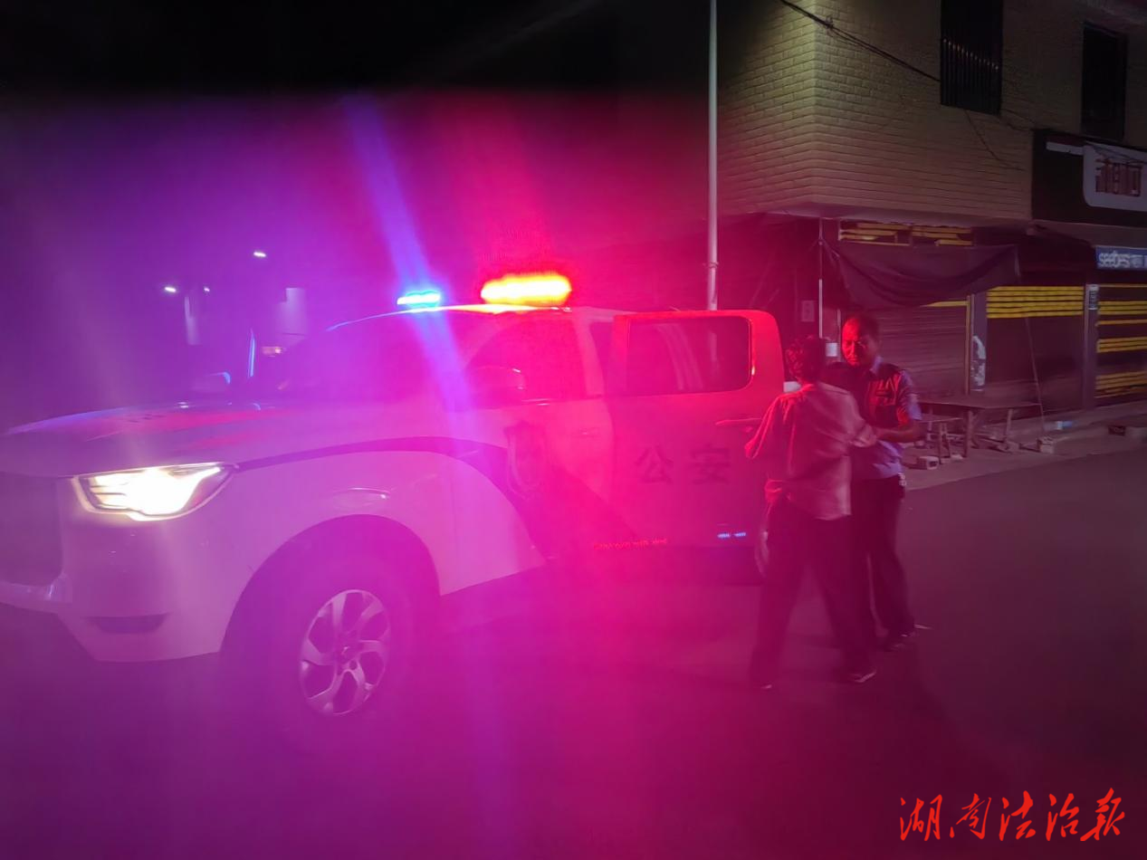 【暖心警事】醉酒男子路邊昏睡，民警護(hù)送平安回家