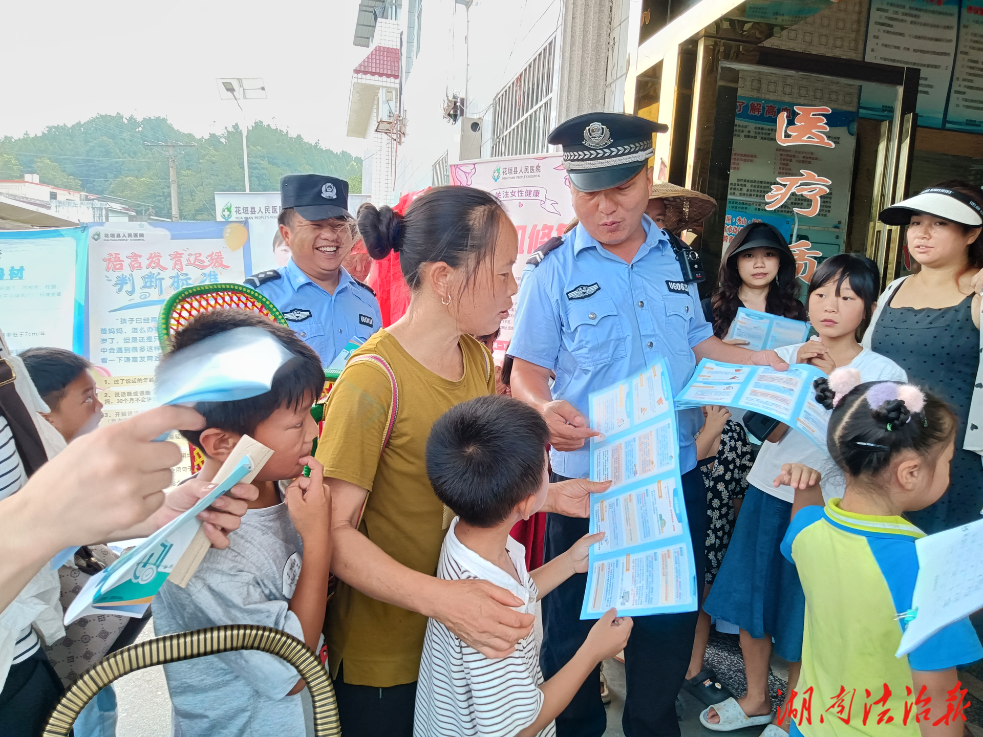 警民攜手，反詐“不降溫”！花垣公安聯(lián)合多部門開展農(nóng)村婦女兒童防騙專題宣傳活動(dòng)
