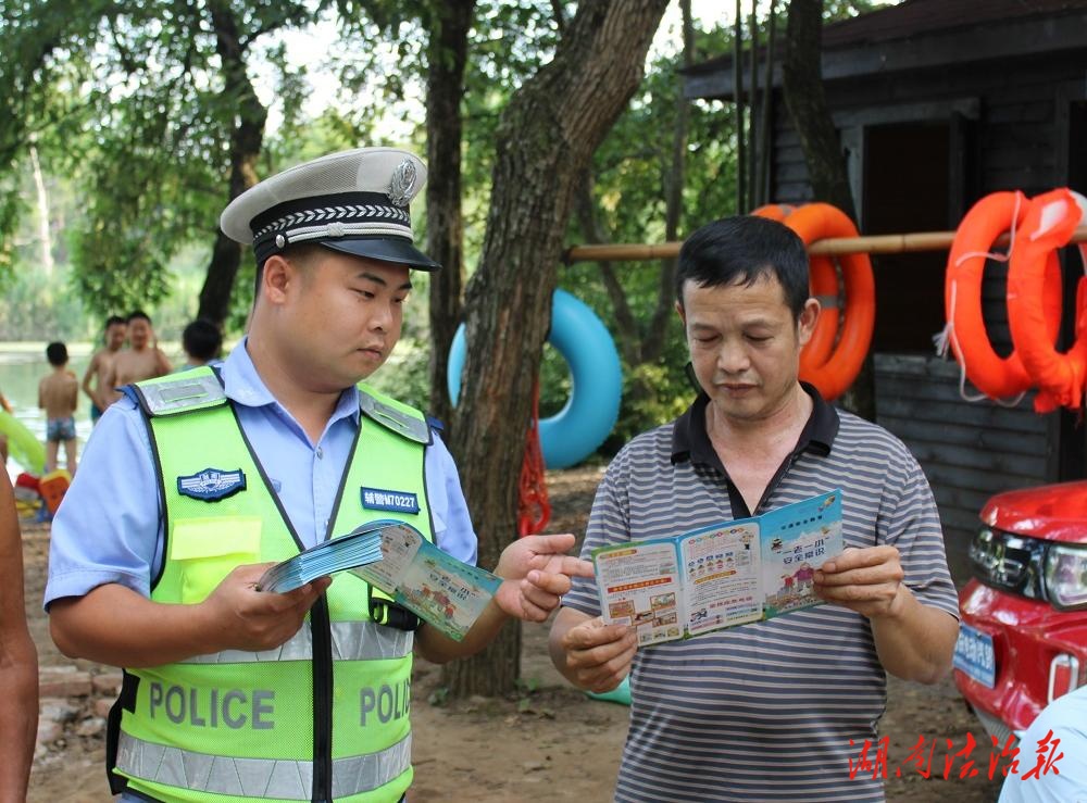 交通安全進(jìn)農(nóng)村 交警宣傳護(hù)平安