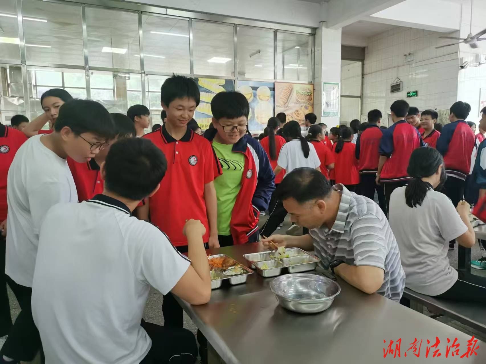 大數(shù)據(jù)給校園餐上“保險(xiǎn)” 郴州“智慧食堂”：刷臉吃飯，安全看得見(jiàn)