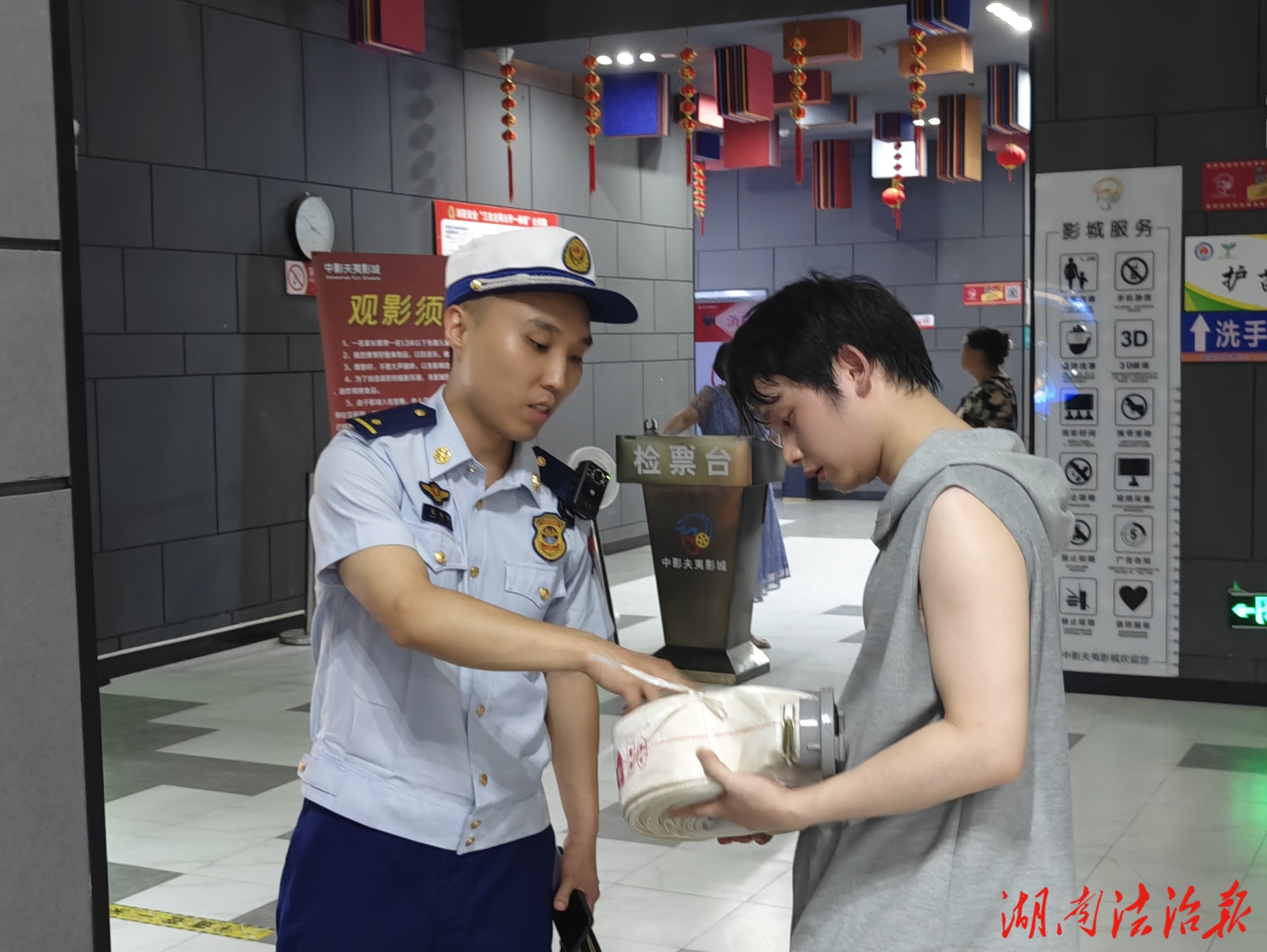 邵陽縣消防救援大隊深入轄區(qū)娛樂場所開展消防安全夜查行動