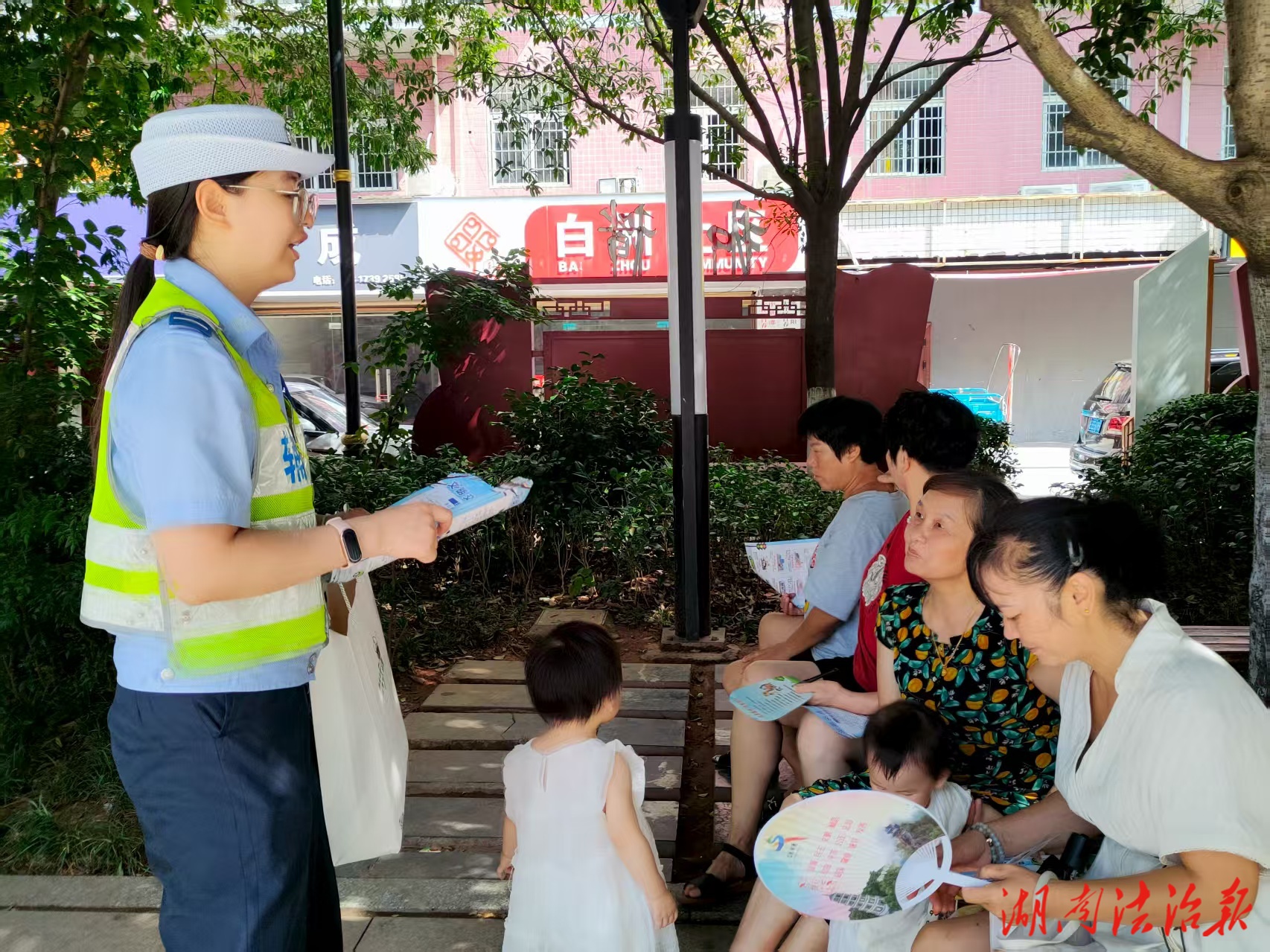 大祥交警走進西苑公園開展交通安全宣傳活動
