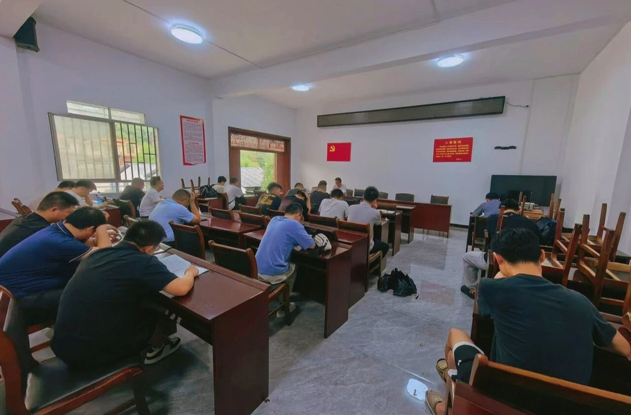 慈利法院第五党支部：党课有分量 微党课更对味 司法作风添动力
