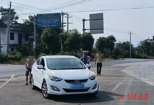 道县：车辆故障抛锚 交警化身“推车侠”