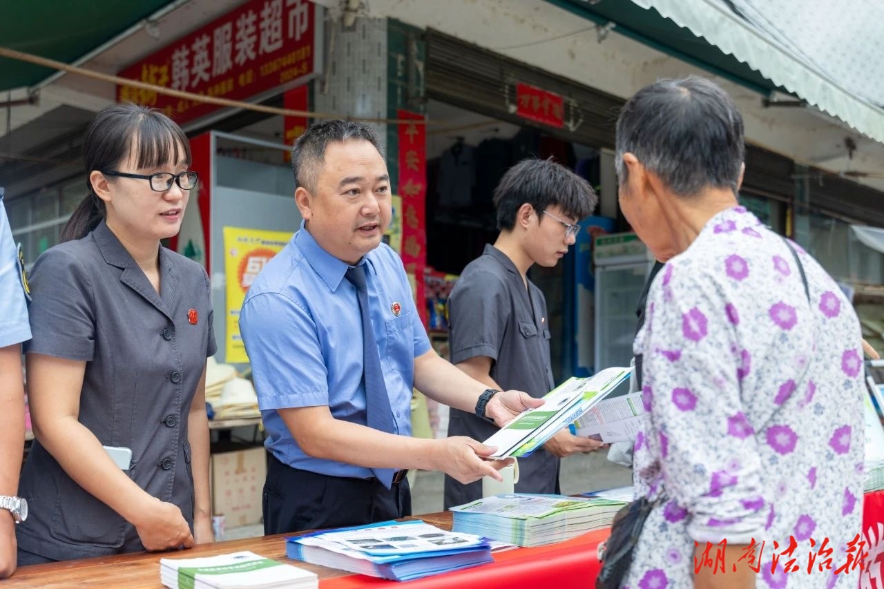 张家界市两级法院联合多部门在茅岩河镇集市开展生态法治宣传活动