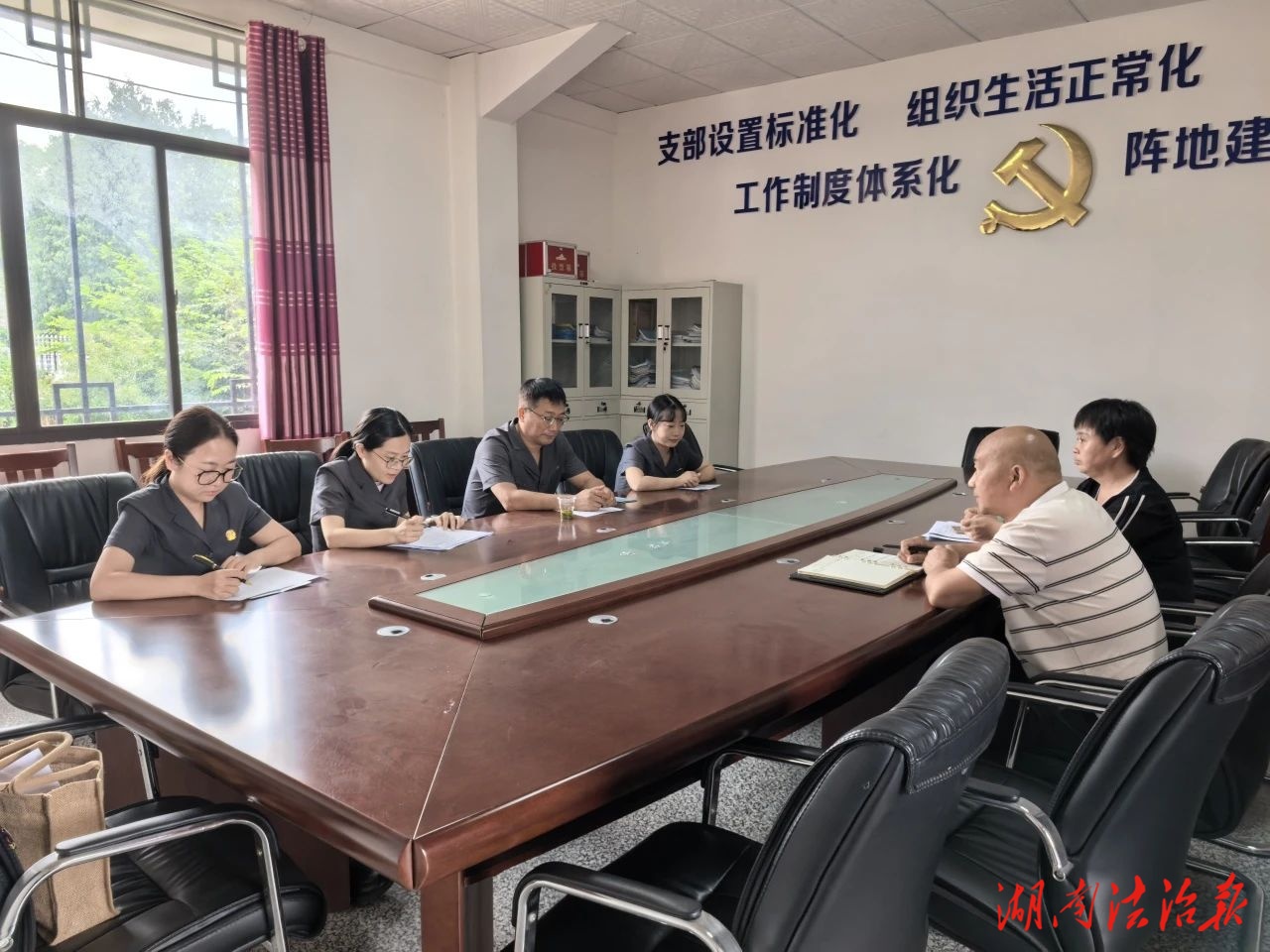 慈利法院：以“法徽红”守护碧水蓝天