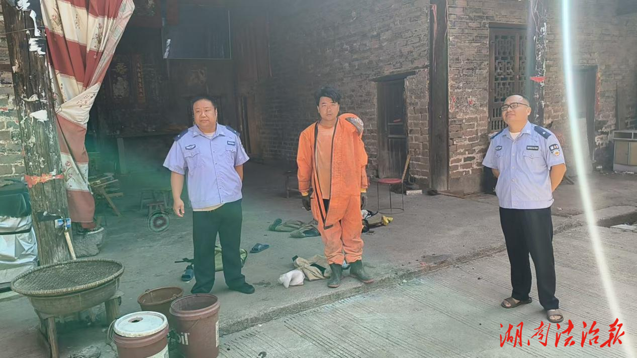 警民联手清除蜂患 共建平安乡村