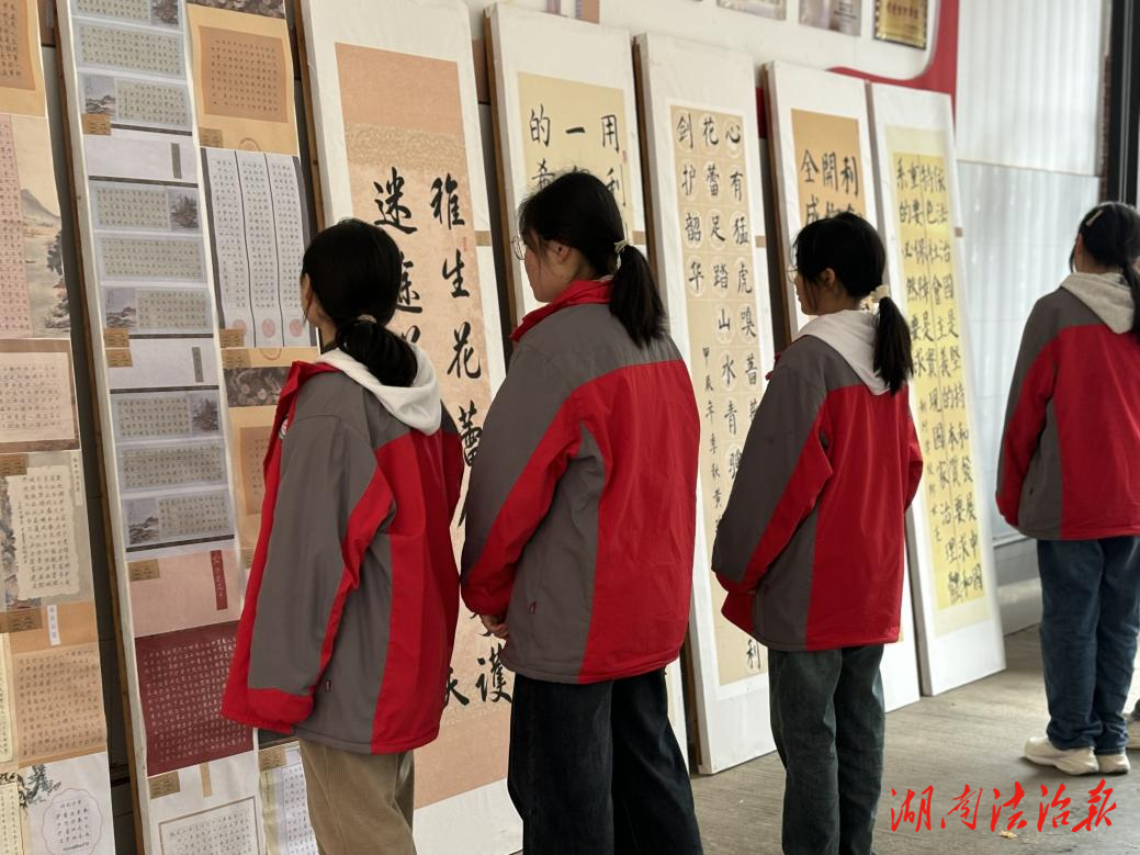 蓝山县司法局到湘江源中学开展“书法展润童心 法治教育入人心”系列专题活动