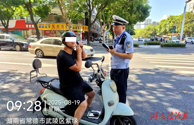 敲警钟 常德交警呼吁“骑士”戴头盔防伤害