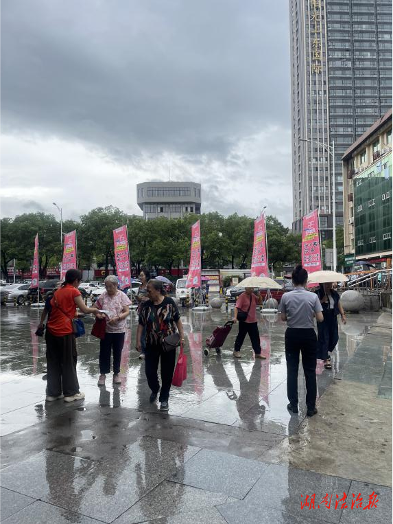 鹤城区：街头送知识入企讲法规凝聚环保合力