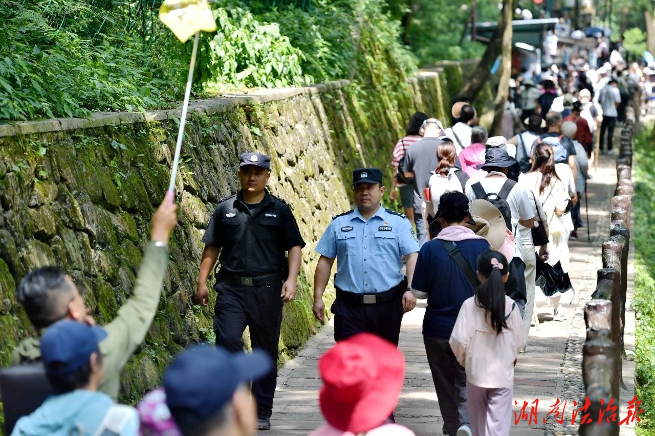 挥汗如雨 服务保障旅游“热”潮