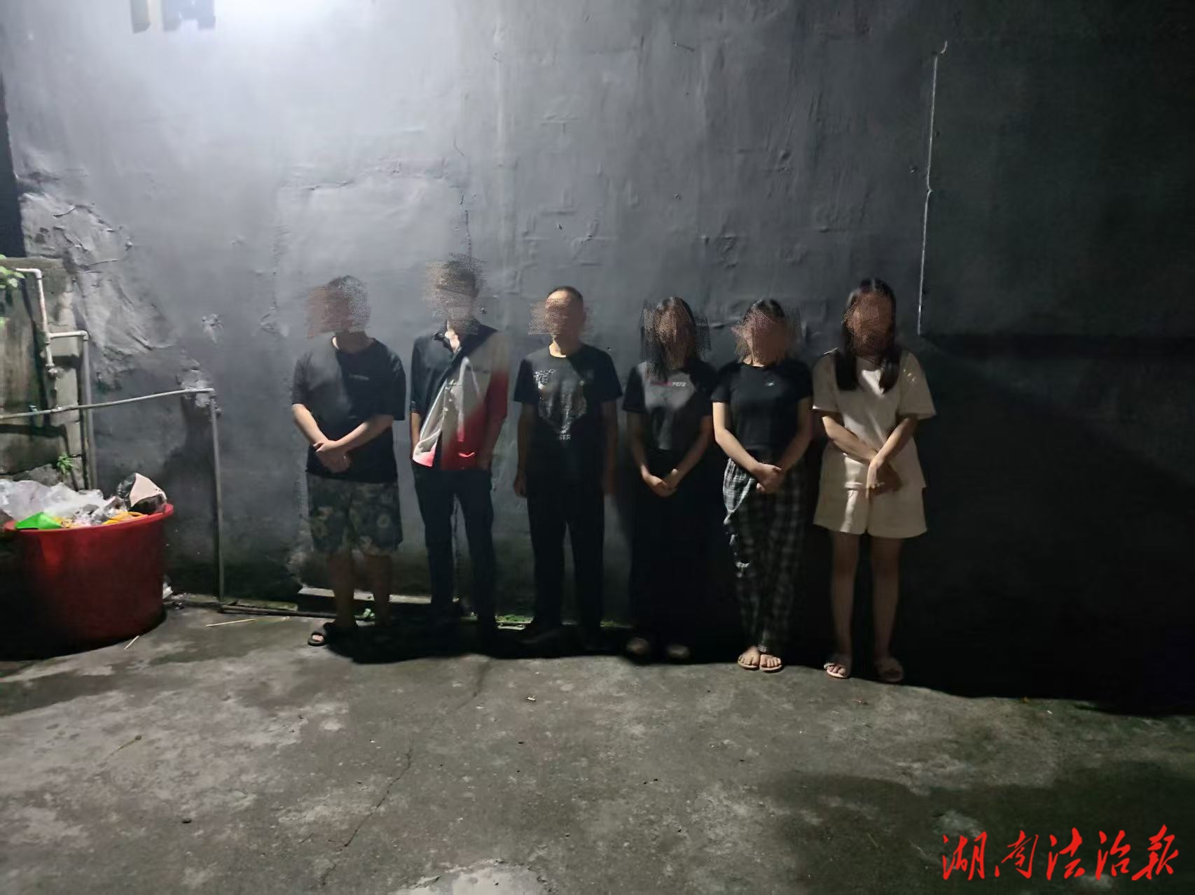突击夜查！吉首警方揪出涉黄隐秘角落