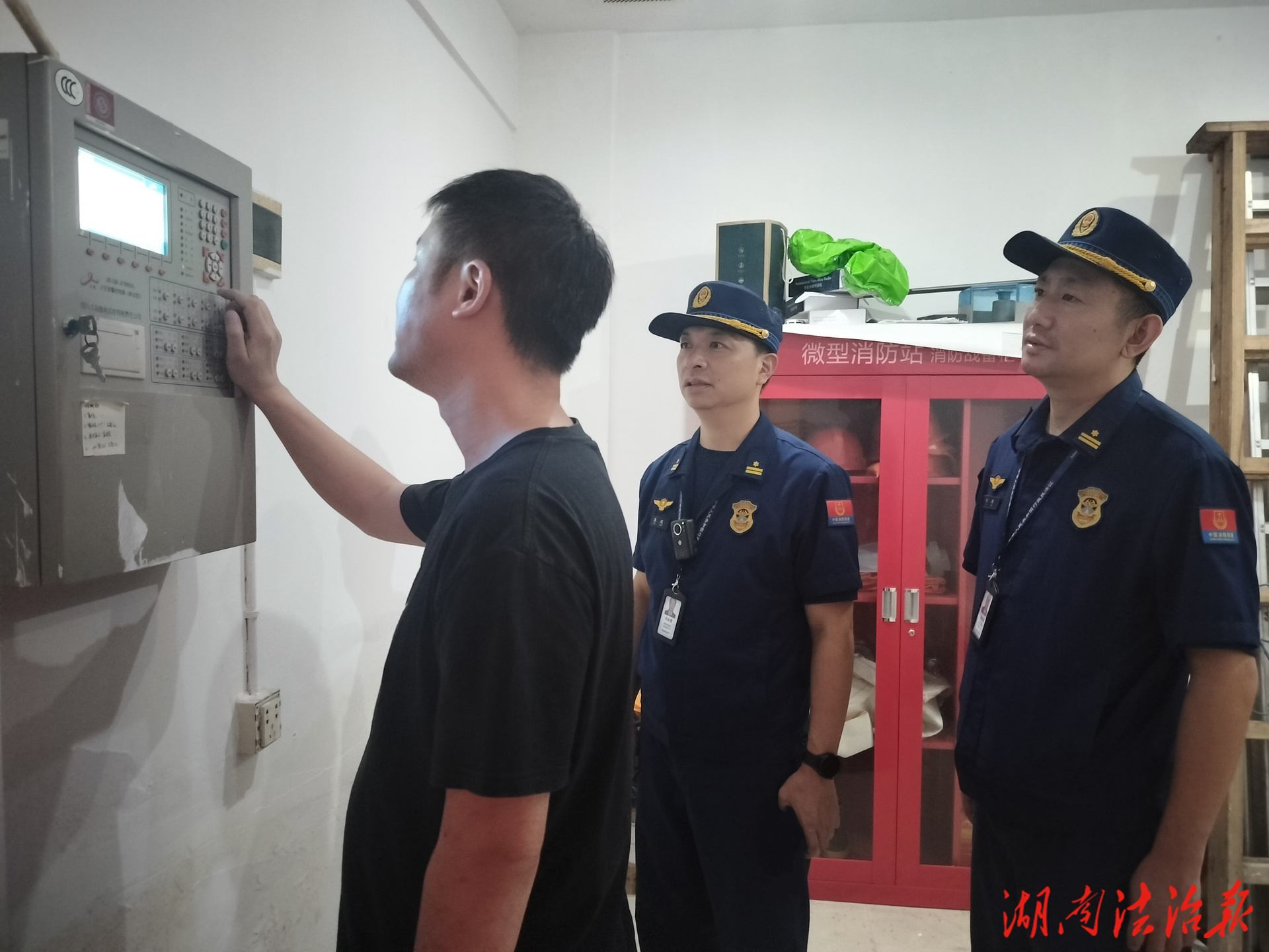 北塔消防深入辖区娱乐场所开展消防安全夜查行动