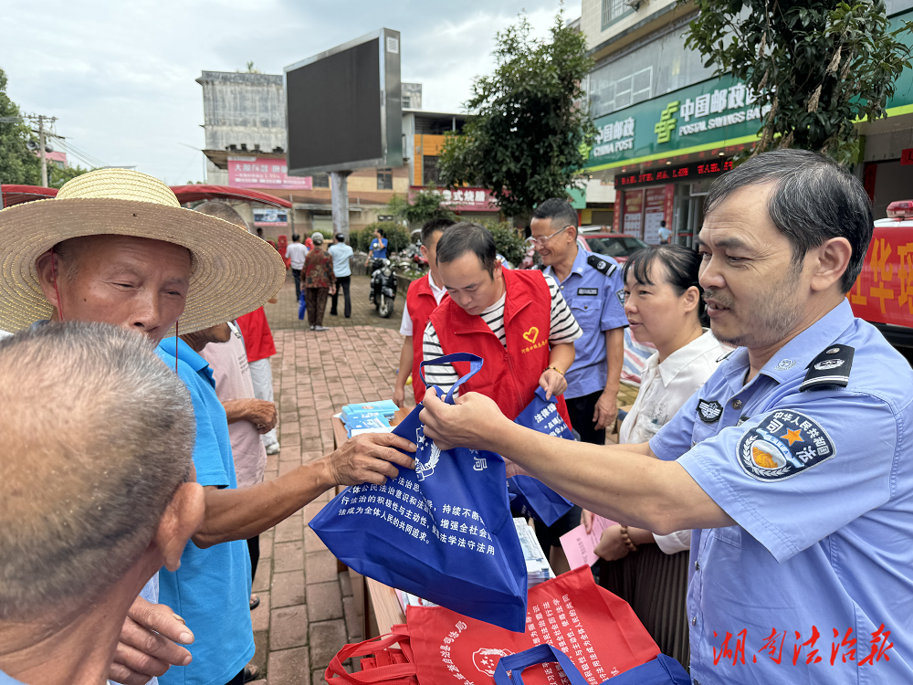 江华瑶族自治县司法局牵头开展“送法下乡”普法宣传活动 法治清风润民心
