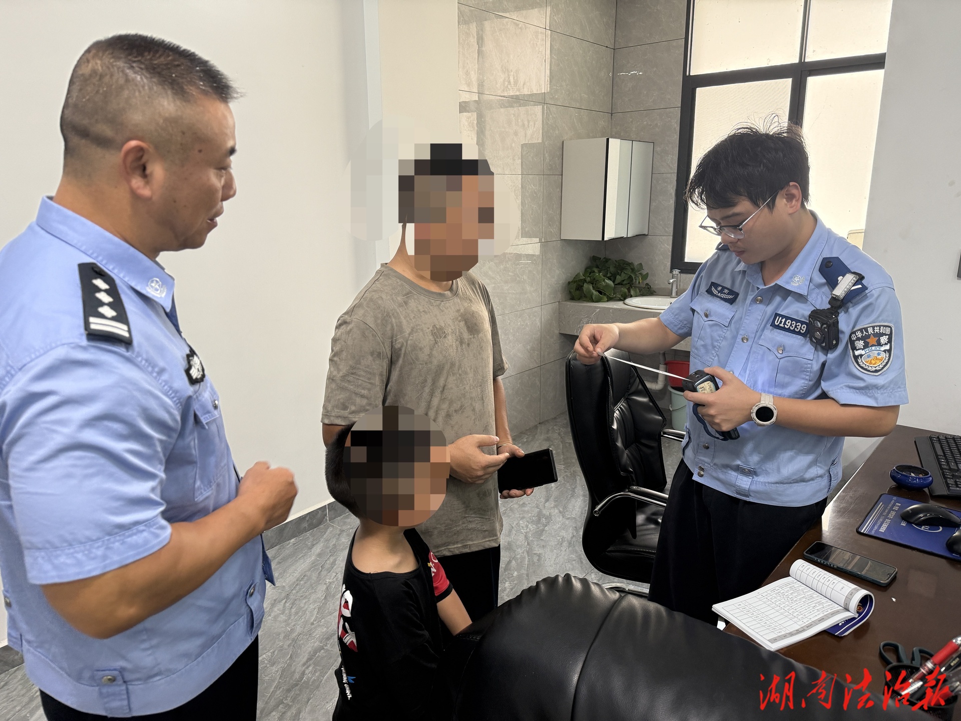 幼童行车探身抛物酿险 矮寨交警速处化危