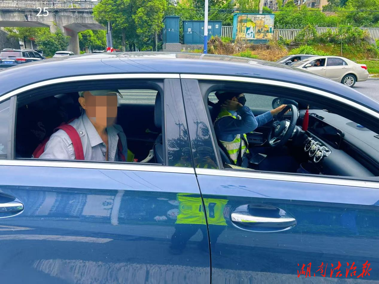 吉首交警：無(wú)聲幫助顯溫情 守護(hù)聾啞老人出行