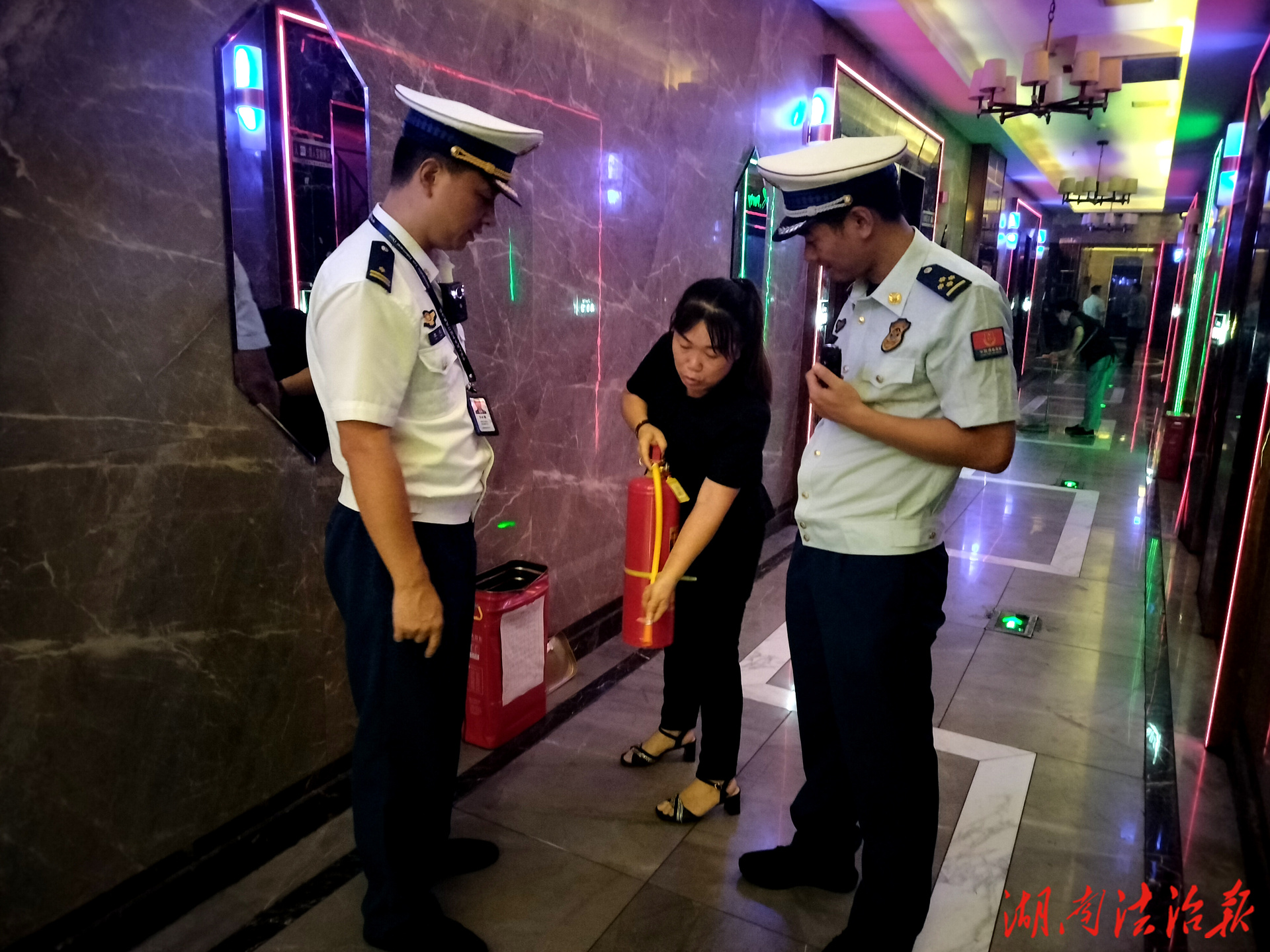 北塔区消防救援大队主官带队开展消防安全集中夜查