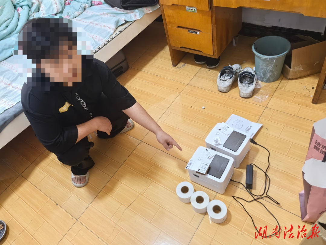 深夜張貼“涉黃”小卡片？又有2人被抓!